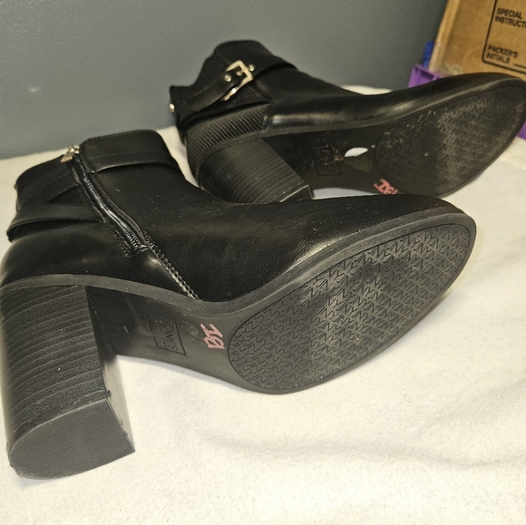 Jones New York Womans Black "Gillie" Ankle Boot Size 10 - Picture 7 of 9